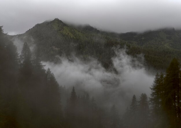 Photo scenic view of mountains against sky