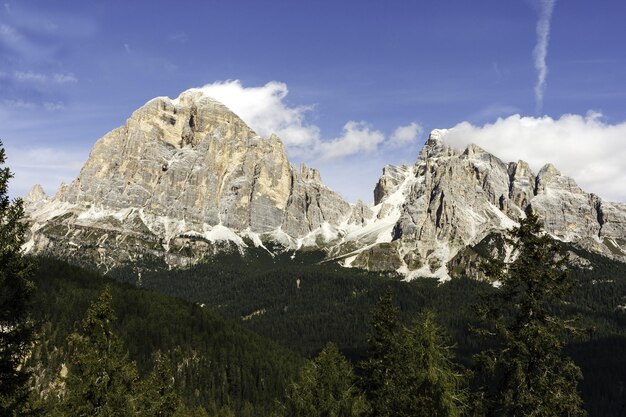 Foto la vista panoramica delle montagne contro il cielo