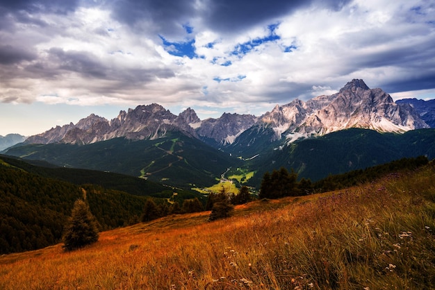 La vista panoramica delle montagne contro il cielo