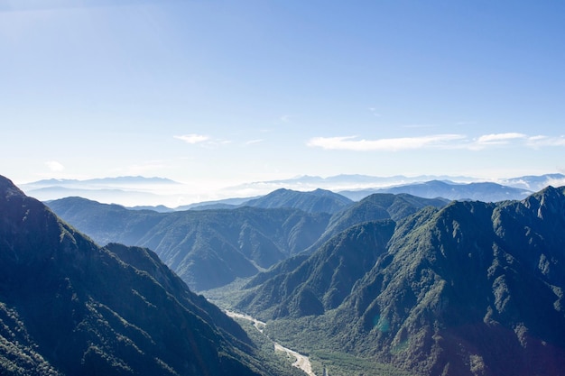 空の背景にある山の景色