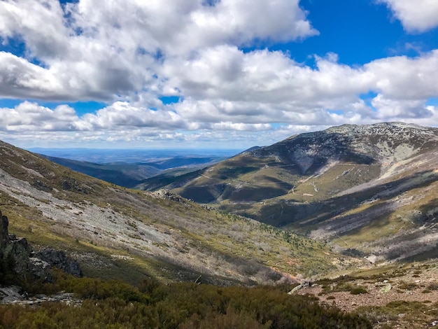 Photo scenic view of mountains against sky