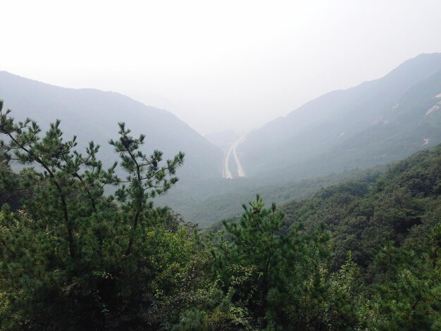 Foto la vista panoramica delle montagne contro il cielo