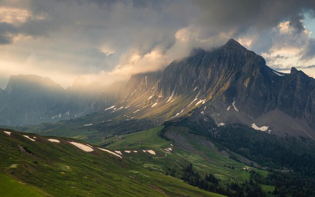 Photo scenic view of mountains against sky