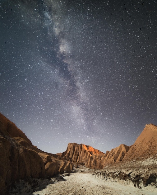 星空の背景にある山の景色