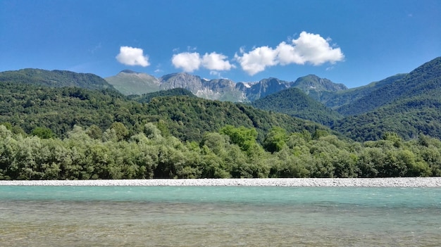 空の背景にある川の山の景色