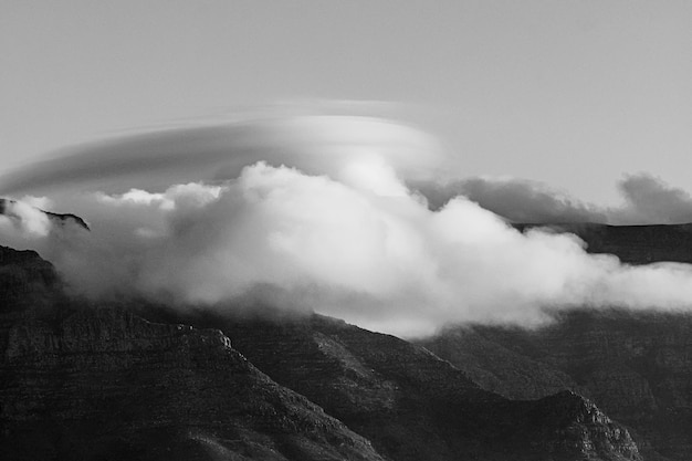 Photo scenic view of mountains and clouds against sky