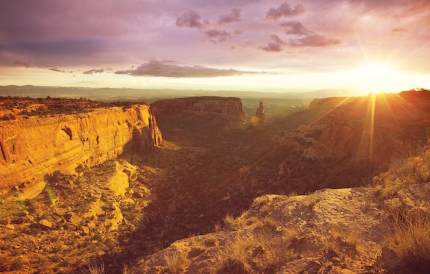 Живописный вид на горы в Национальном парке памятников Колорадо на рассвете, США, штат Колорадо
