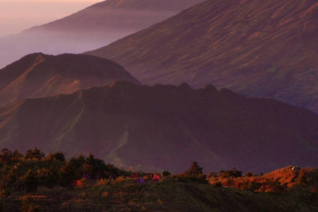 Photo scenic view of mountains during sunset