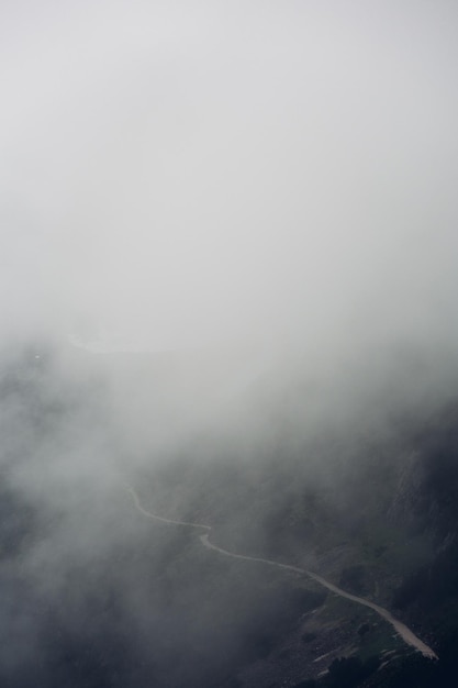 Foto vista panoramica delle montagne in tempo nebbioso contro il cielo