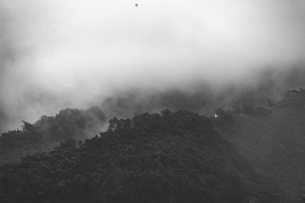 Photo scenic view of mountains in foggy weather
