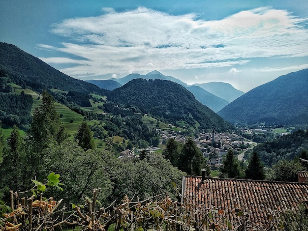 Foto la vista panoramica delle montagne e delle case contro il cielo