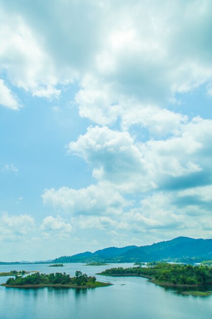 眺めのよい山、島、森林。