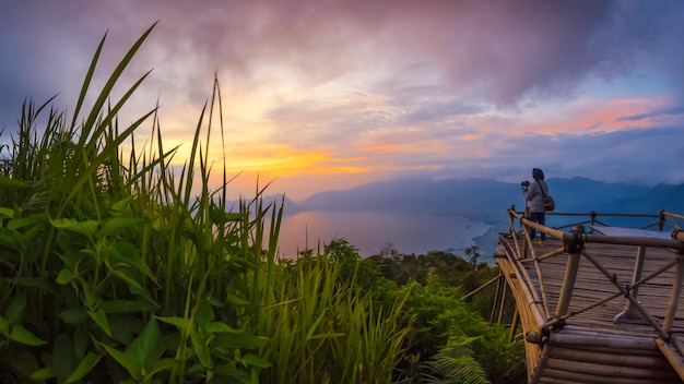 Photo scenic view of the mountains and lake in sunset