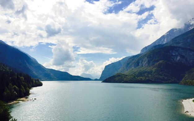 Photo scenic view of mountains and sea against sky