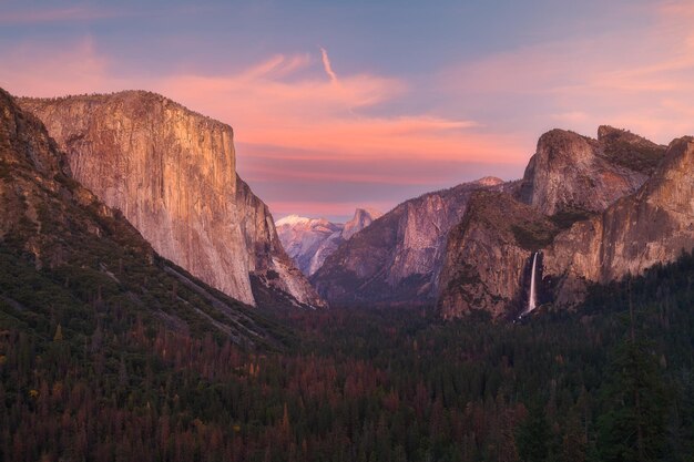 Photo scenic view of mountains at sunset