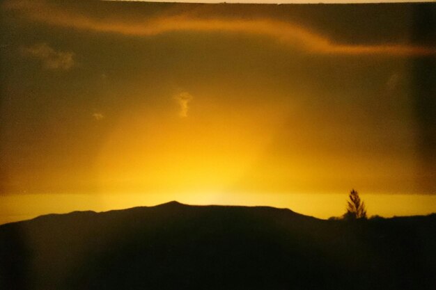 Photo scenic view of mountains at sunset