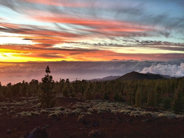 Photo scenic view of mountains at sunset