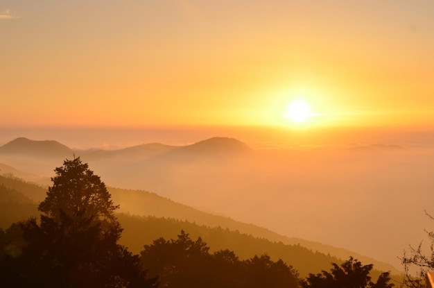 夕暮れ の 山 の 景色