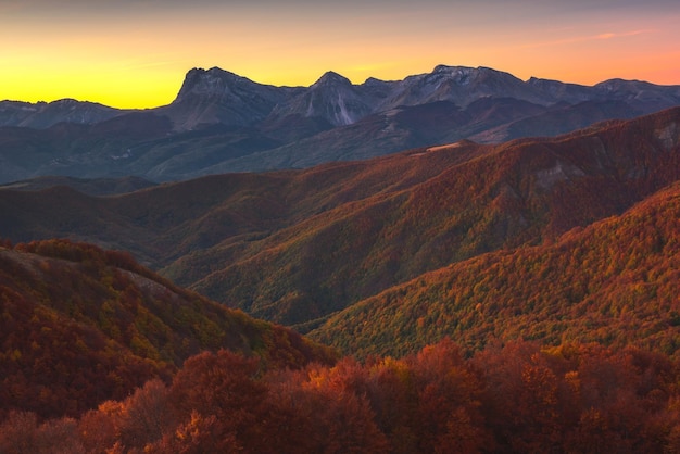 夕暮れ の 山 の 景色