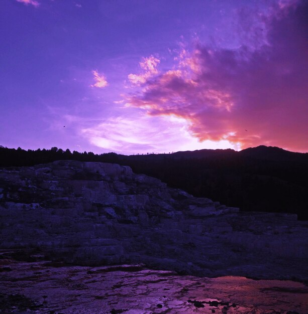 Foto la vista panoramica delle montagne al tramonto