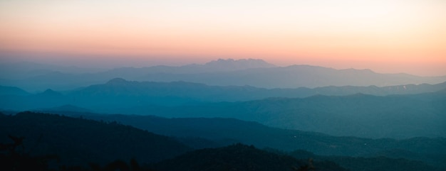 일몰 동안 산의 경치를 볼