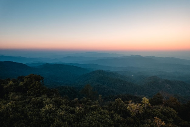 일몰 동안 산의 경치를 볼