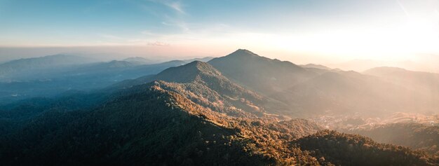 일몰 동안 산의 경치를 볼