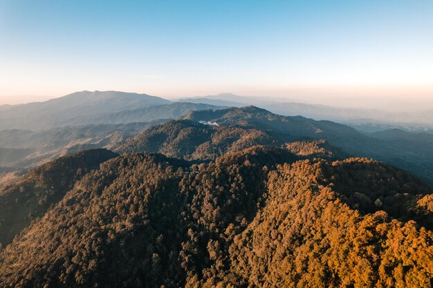 일몰 동안 산의 경치를 볼