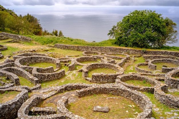 Photo scenic view of neolithic village against cloudy sky