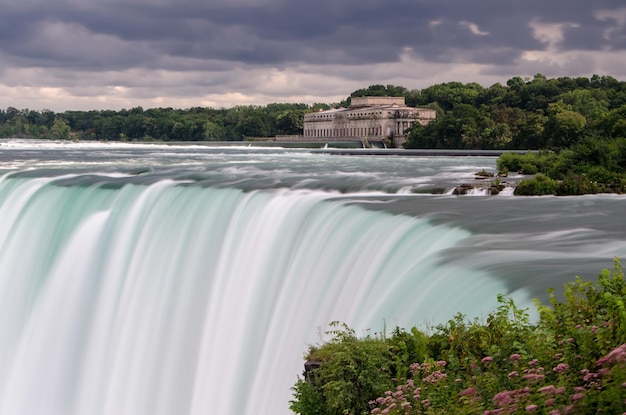 Photo scenic view of niagara falls against cloudy sky