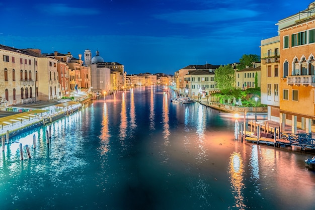 イタリア、ヴェネツィアの大運河の美しい反射と夜の風光明媚な景色