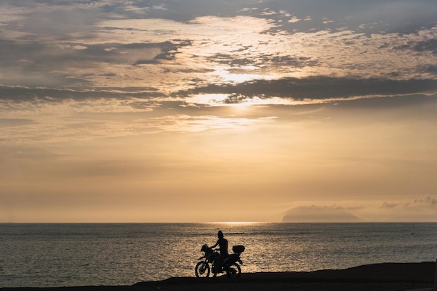 写真 ミラフローレス・コスタヴェルデの夕暮れの景色