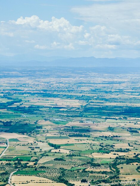 写真 空の背景にある農地の景色