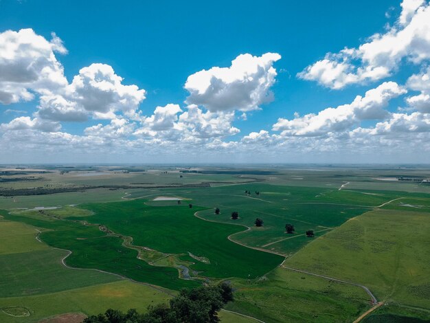 写真 空の背景にある農地の景色