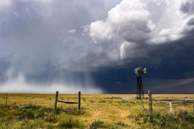 写真 嵐 の 雲 に 対する 農地 の 景色