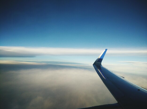 写真 窓から見える航空機の翼の景色