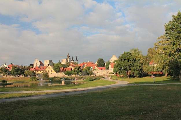 写真 った空を背景にアルメダレン公園の景色