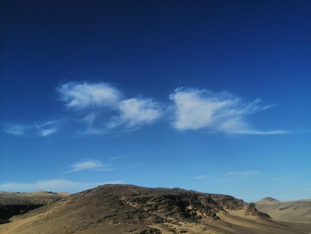Фото Красивый вид на засушливый ландшафт на фоне голубого неба