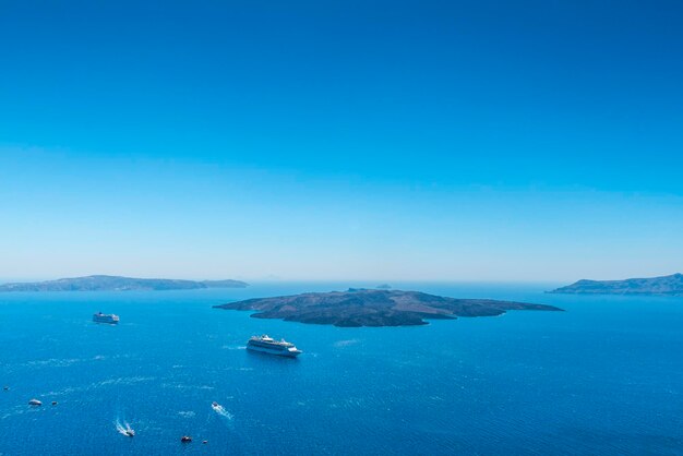 写真 晴れた青い空の背景にある湾の景色