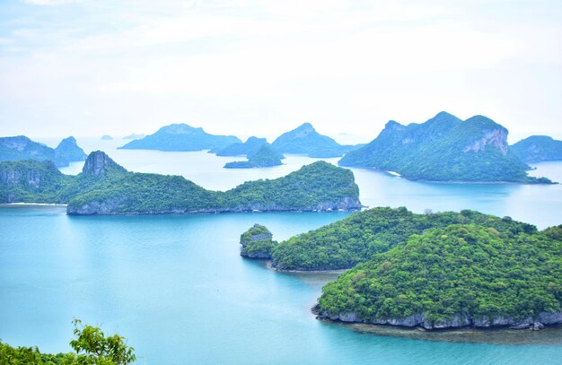 写真 空に照らされた湾の景色