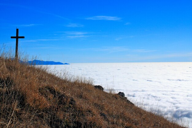 写真 青い空を背景にしたビーチの景色