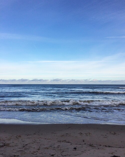Фото Красивый вид на пляж на фоне голубого неба