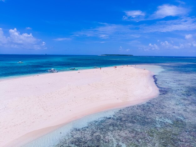 写真 青い空を背景にしたビーチの景色