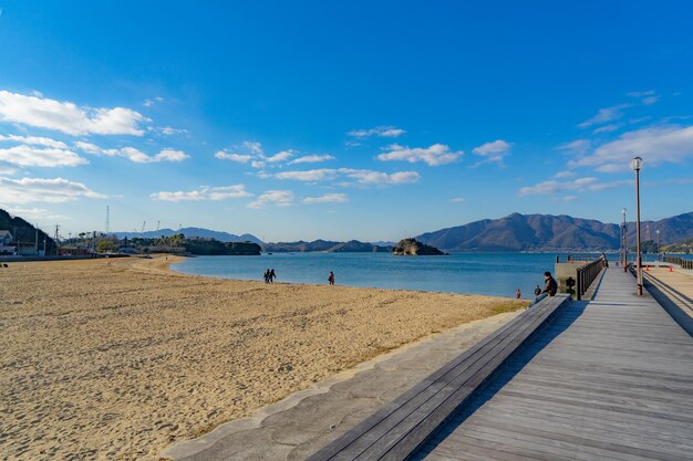 写真 青い空を背景にしたビーチの景色