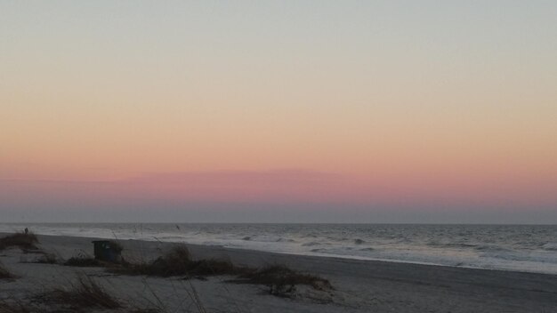 사진 해가 지는 동안  ⁇ 은 하늘을 배경으로 해변의 경치
