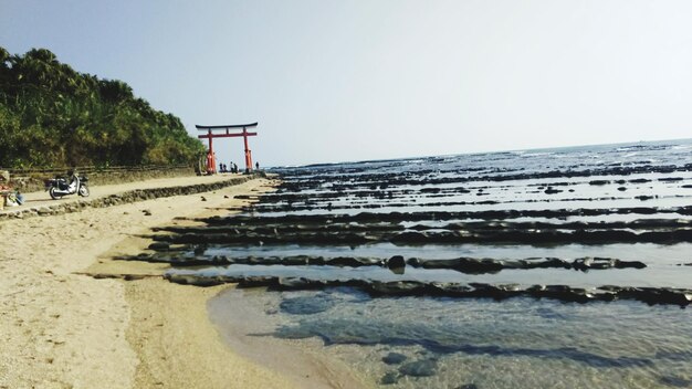 写真 晴れた空を背景にビーチの景色