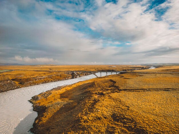 Фото Красивый вид на пляж на фоне неба во время захода солнца