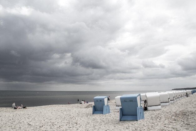 写真 空に照らされたビーチの景色