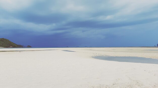 写真 空に照らされたビーチの景色