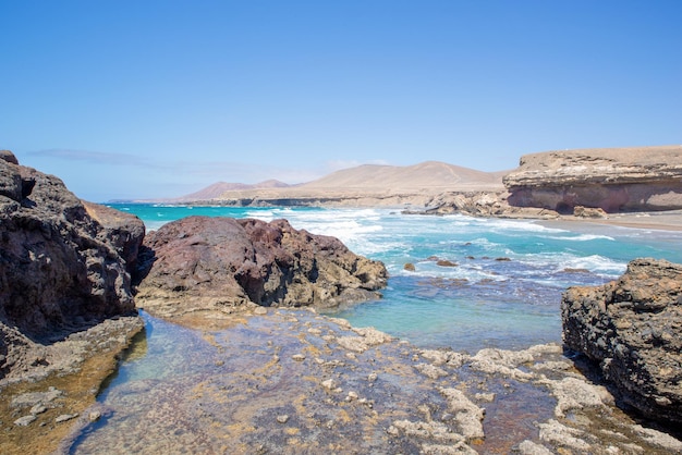 사진 여름 시간에 해변과 산의 경치 좋은 전망 playa de garceyfuerteventuracanaryspain